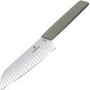 VICTORINOX Coltello Santoku, lama alveolata, 17 cm, verde oliva 6.9056.17K6B - KNIFESTOCK