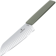 VICTORINOX Coltello Santoku, lama alveolata, 17 cm, verde oliva 6.9056.17K6B - KNIFESTOCK