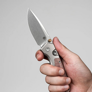 Vosteed Psyop 299 S35VN Stonewash, Piros Norplex UltreX™ Micarta &amp; Titán Bolster - KNIFESTOCK