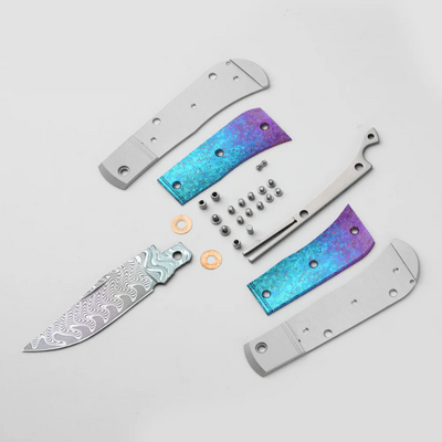 Kizer Trestle Rainb.DAM &amp; Crystallized Titanium - KNIFESTOCK