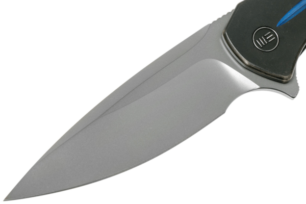 We Knife KitefinBlack Ti Handle With A Blue Groove On Presentation HandlePolis - KNIFESTOCK